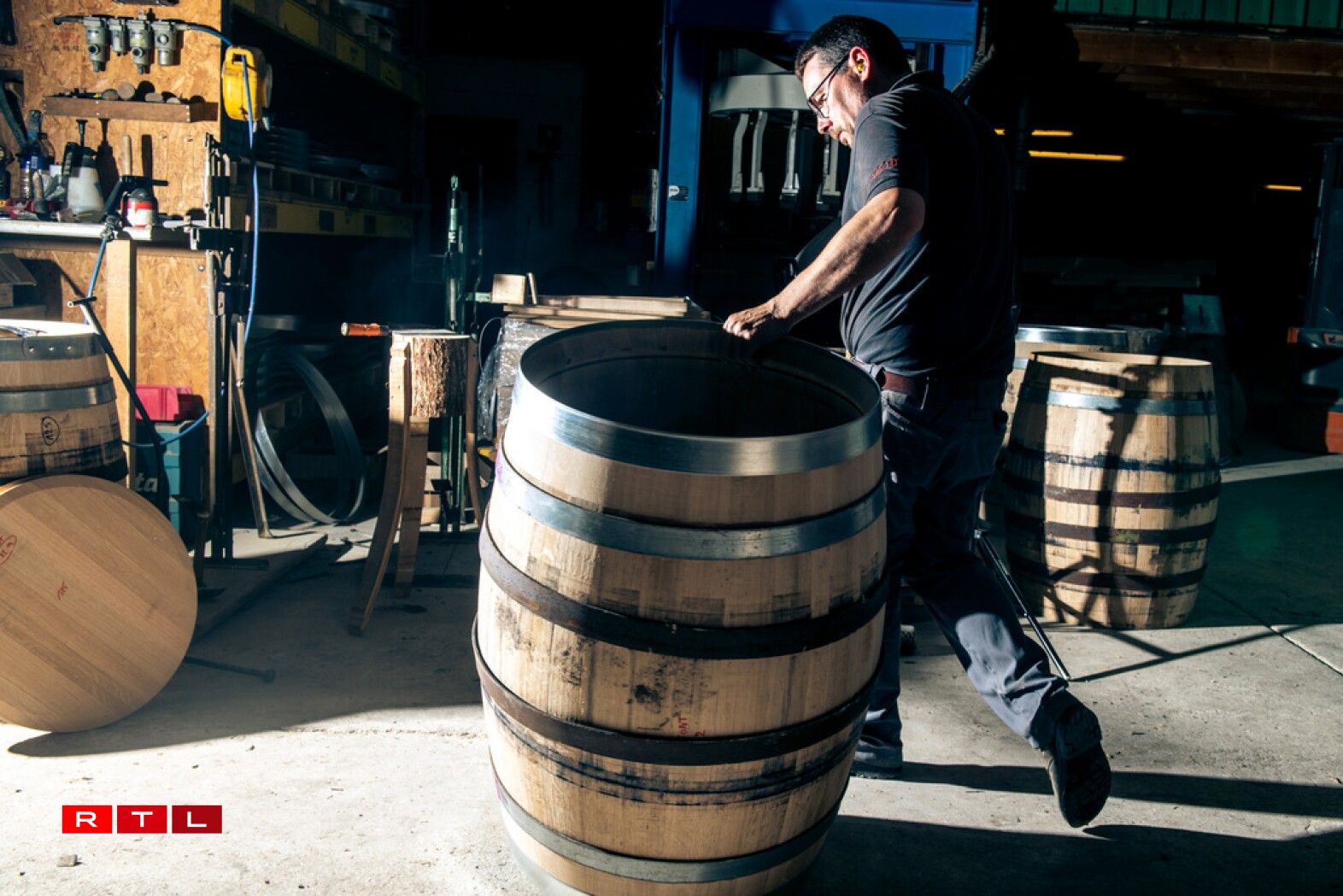 Vient alors l’étape de la chauffe, afin de cuire le bois en profondeur et lui donner toutes les qualités aromatiques qui lui permettront de s’accorder avec le vin.