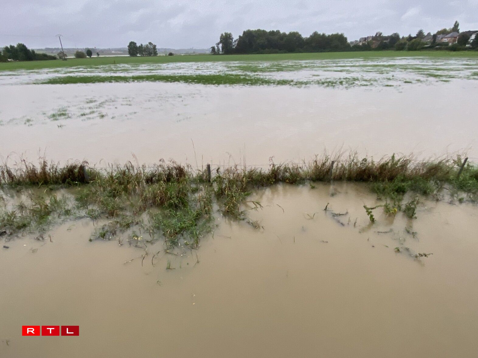 Am Réiserbann si Felder iwwerschwemmt