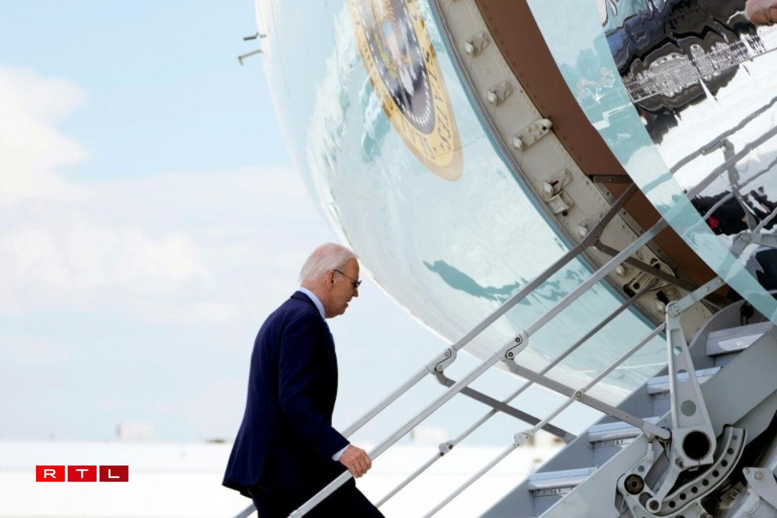 Joe Biden huet Corona. Iwwerdeems ëmmer méi Rumeure lafen, datt den aktuellen US-President net géint den Donald Trump am November untrëtt.