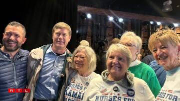 Gruppefoto mam fréiere Politiker Ron Kind (2. v.l.)