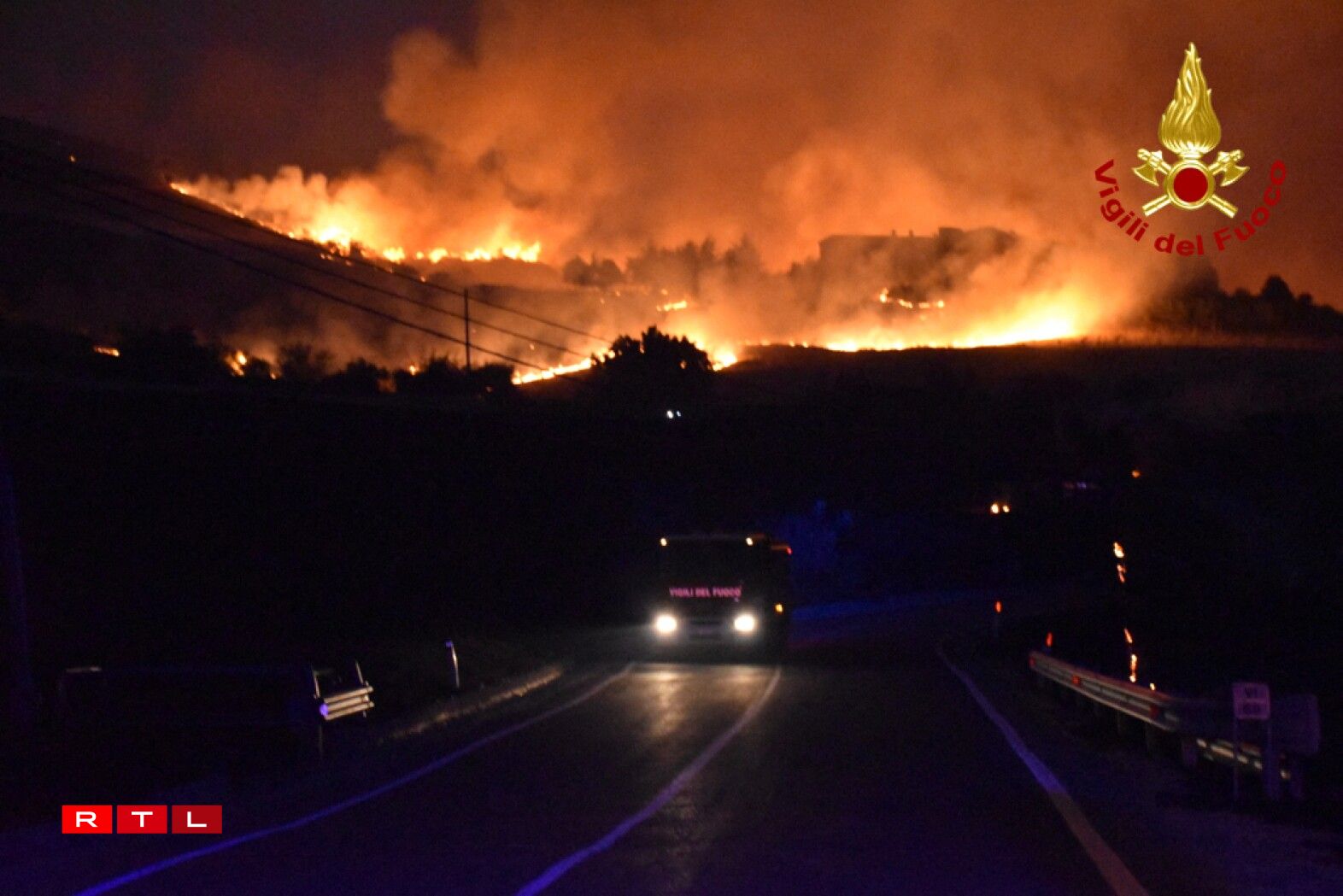 Les pompiers foncent pour combattre un incendie à proximité de la ville de Palerme le 10 août 2021
