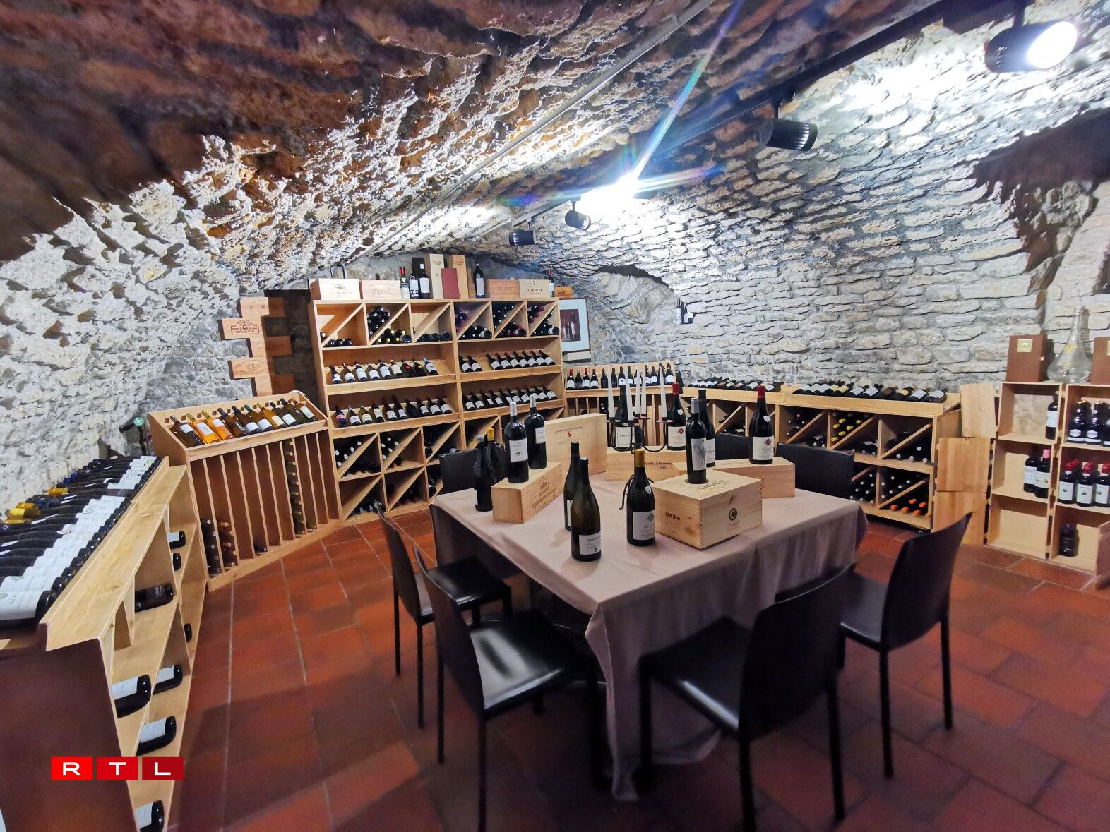 De Raphaël Arcidiacono aux équipes en cuisine et en salle, l'Ultimo mise sur la continuité : plats de saison autour de l'asperge, viandes maturées, cave à vins et cuisine aux influences franco-italiennes marquent ce retour aux sources.