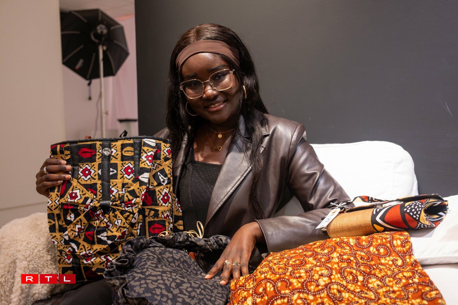 D'Awa Ndoye presentéiert d'Accessoiren, déi si fir hir Mark, Ayla Artisan, entworf huet, déi vun hirem Monni am Senegal handgemaach ginn.