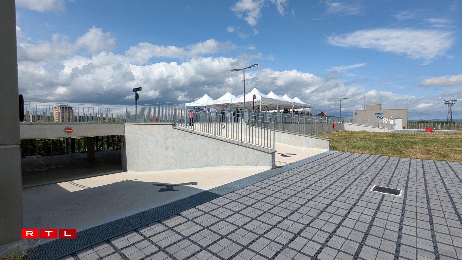 Sur le toit, le parking est en partie végétalisé.