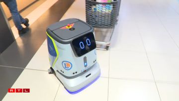 Ce robot laveur autonome nettoie le secteur de la galerie marchande.