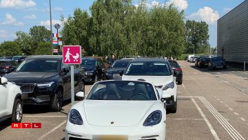 Une photo prise devant Marques Avenue à Talange le 9 mai 2022 (il ne semble pas y avoir de siège enfant sur le côté passager)