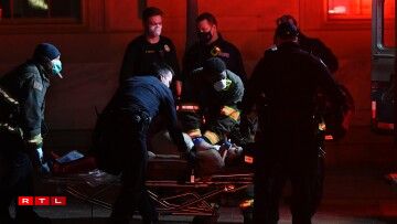 Les secours essaient de réanimer un patient à Washington D.C. le 6 janvier 2021 après qu'une centaine de manifestants se soient introduits dans le Capitole