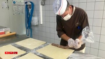 La farce est déposée sur la pâte brisée