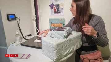 Jennifer Pignanelli en train de peser des colis, facturés à partir de 3,5 euros les 100 grammes.