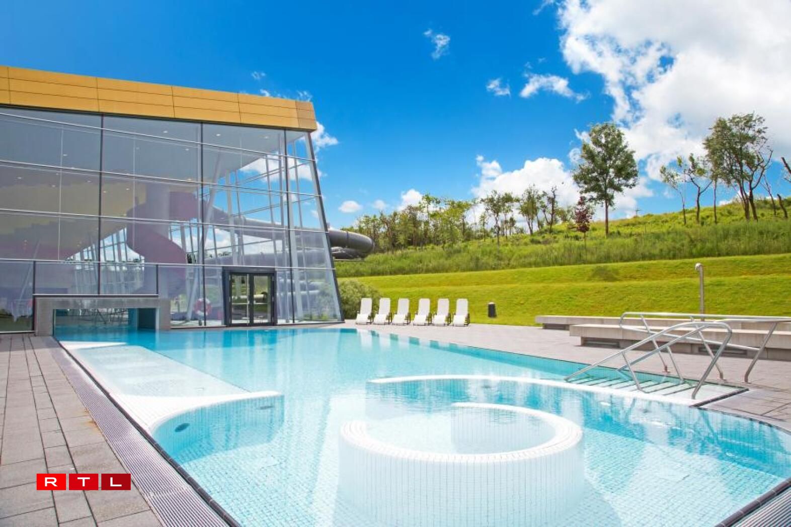 L'espace extérieur de la piscine de Niederanven