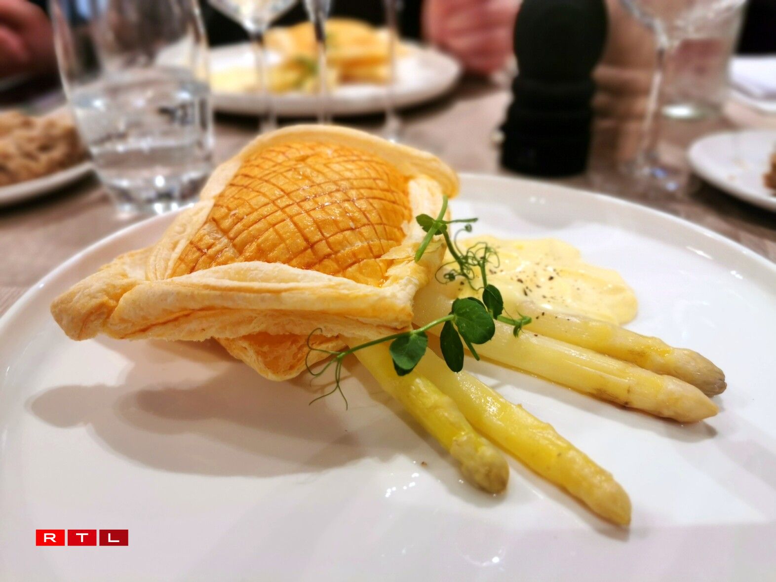 Feuilleté d'asperges blanches de France et sauce Hollandaise.