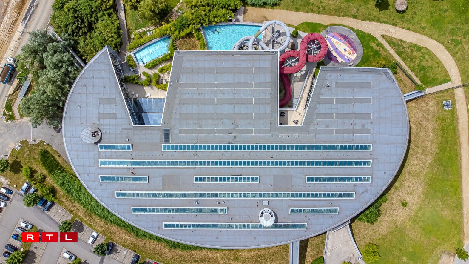 Now the entire building... do you already know where this is?