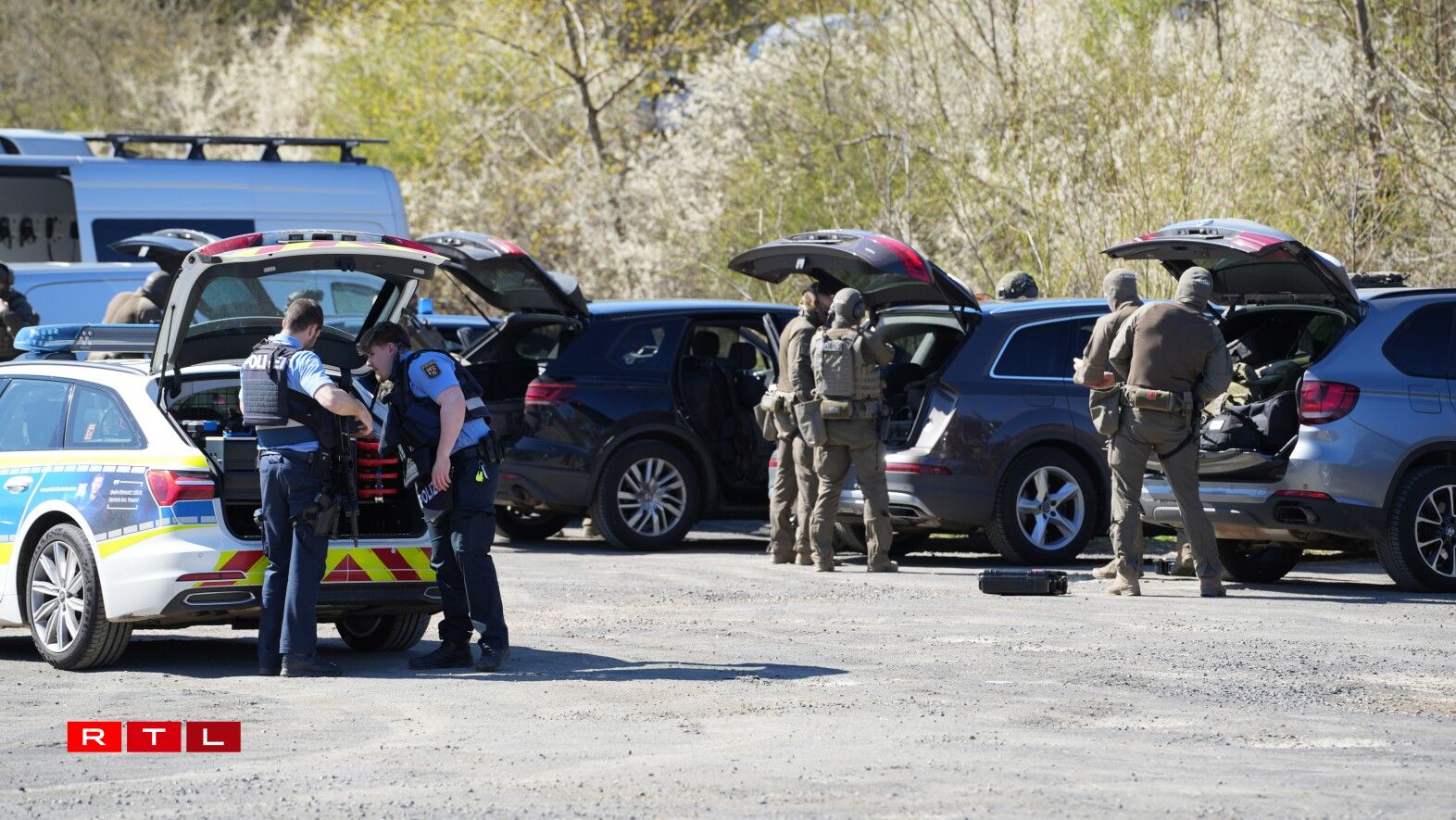 En Dispositif vun der däitscher Police bereet sech op d'Sich vir