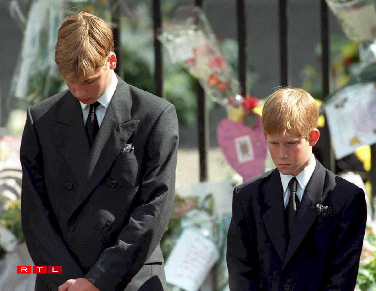De Prënz William a säi Brudder, de Prënz Harry, um Begriefnes vun hirer Mamm Diana.