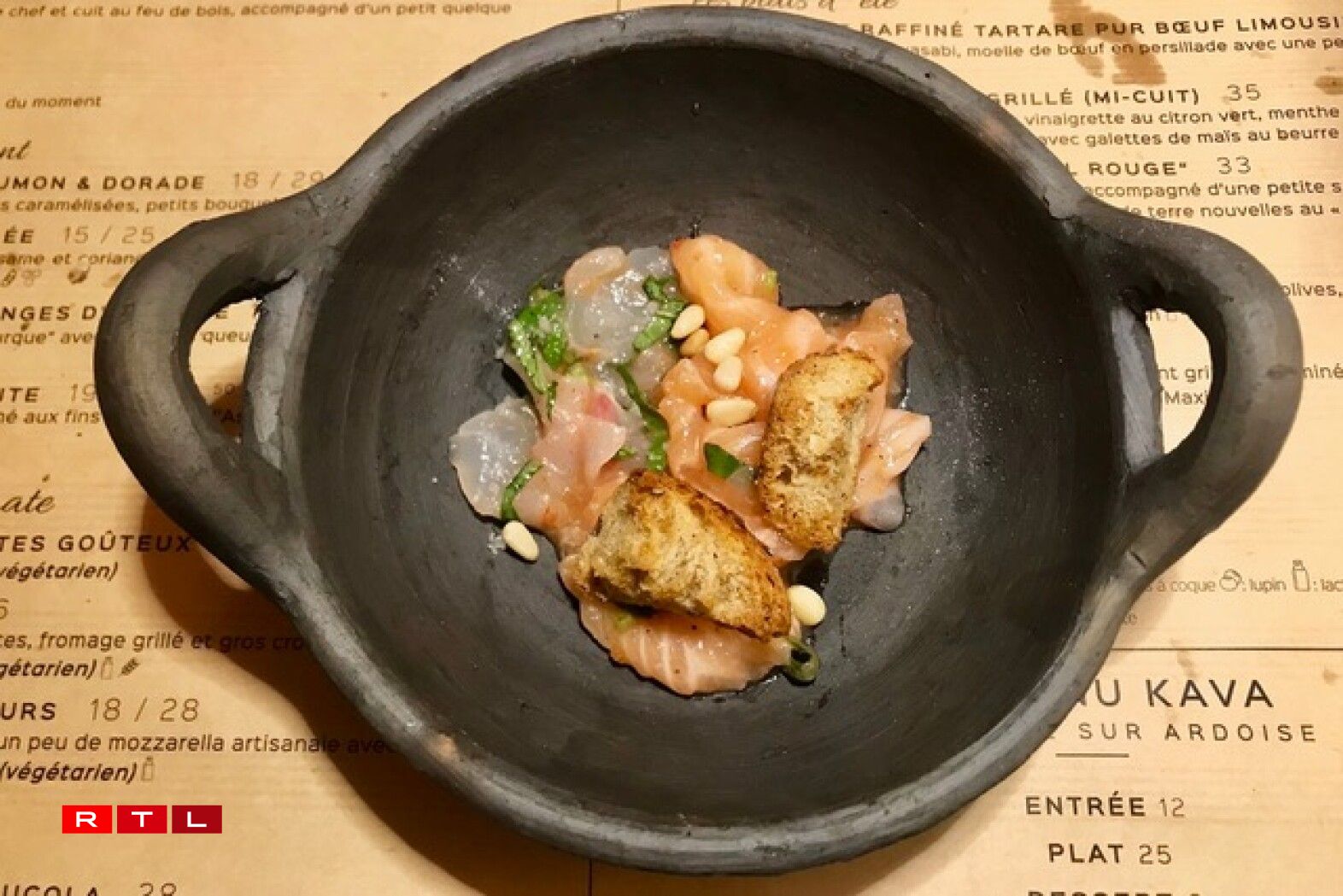 Ceviche de saumon et dorade, vinaigrette à la tomate.