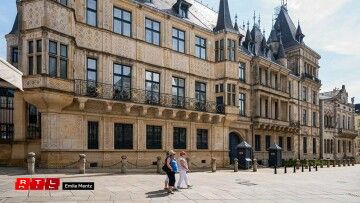 Eng Visitt mat Touristen am Palais.