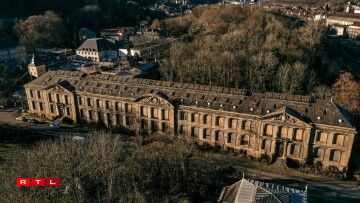 Ce long bâtiment, L'Aile Droite, est plus récent que le reste des grands bureaux. Il est daté de 1926.