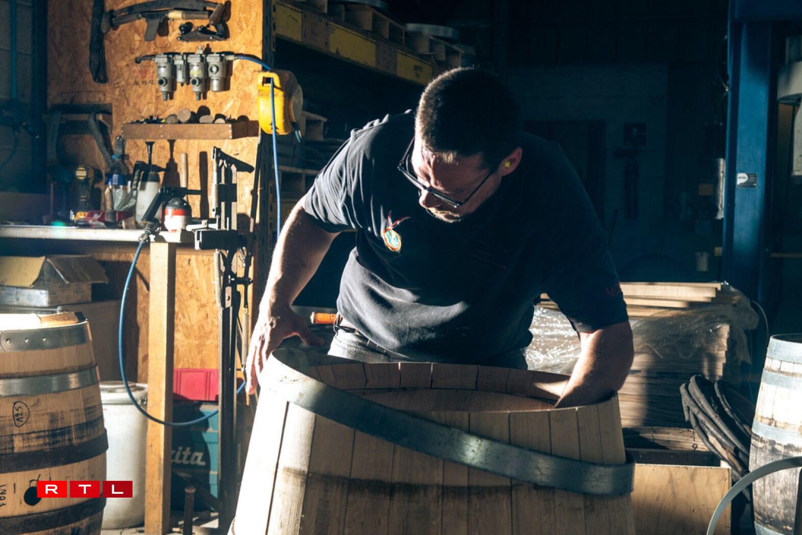 On serre progressivement la base de la barrique qui va prendre sa forme définitive.