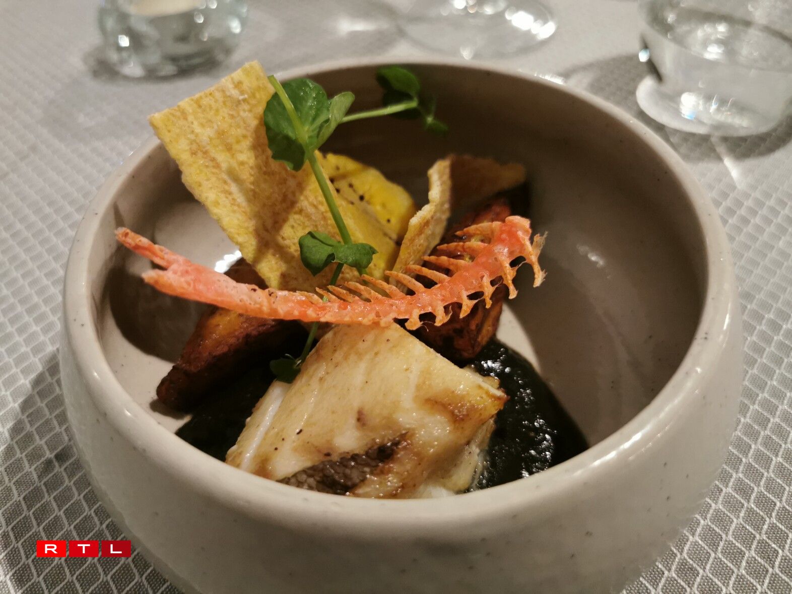 Accras de morue façon Douala, brochettes suya de bœuf Angus, dorade sauce Mbongo et mini poulet DG revisité : quelques-uns des tapas qui seront proposés dans l’espace « Chez Doudou Tapas ».