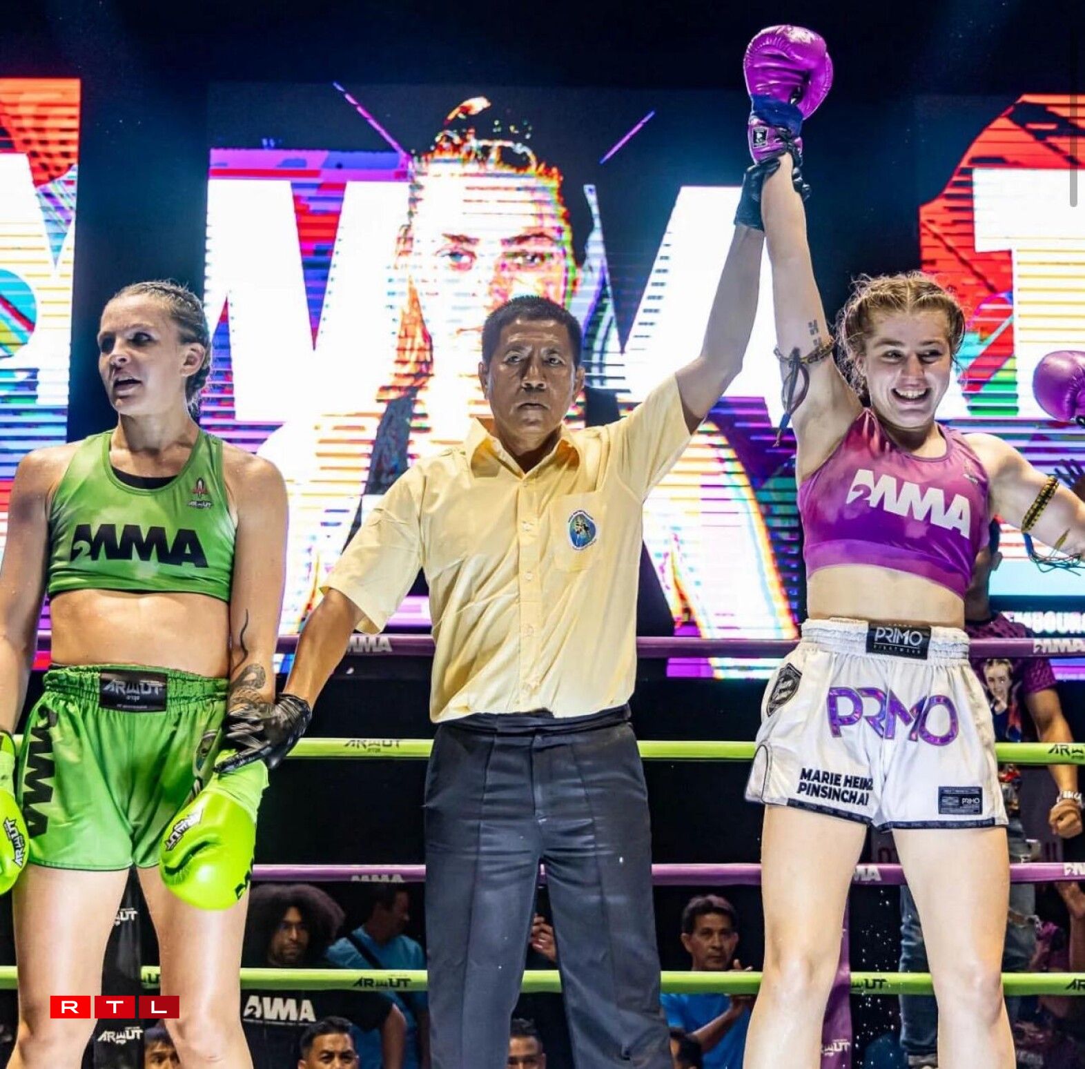 Marie Heinz (droite) et son adversaire Judy Humber (gauche) lors du combat pour le titre de championne du monde WMO Muay Thai
