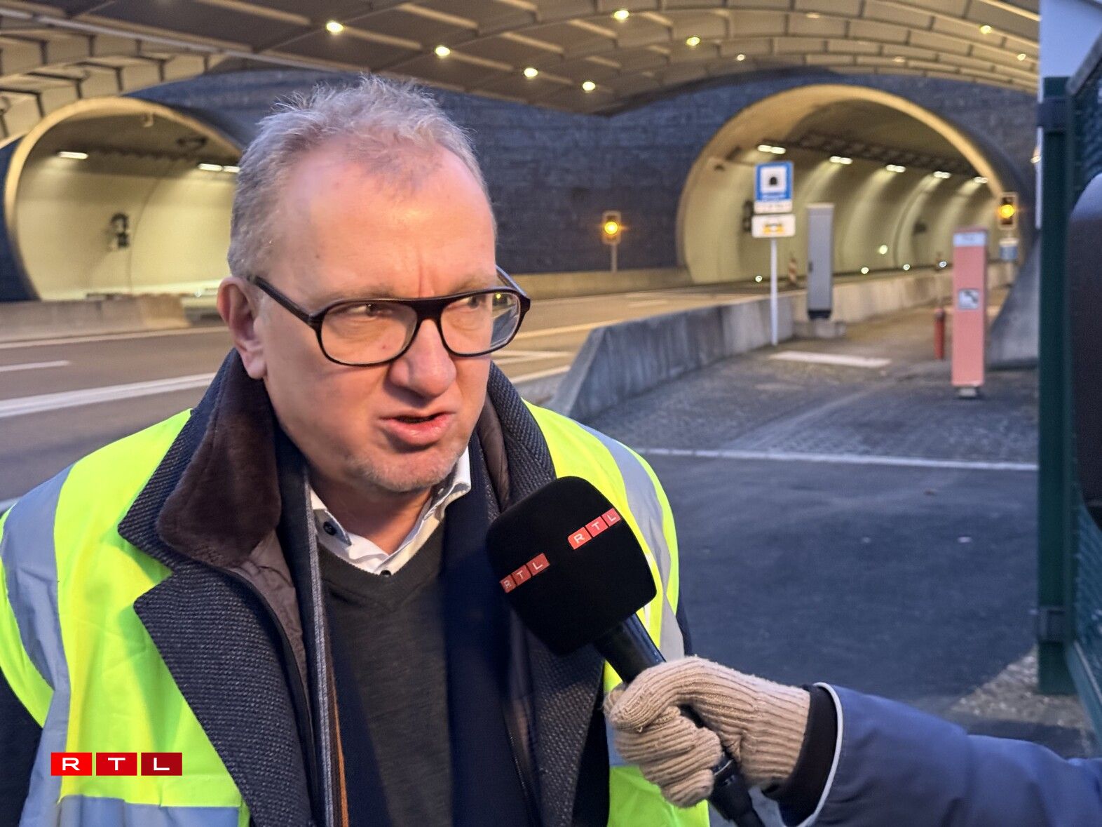 De Roland Fox am Interview zu den Aarbechten un der Ventilatioun an den Tunnelle Grouft a Stafelter den 30. Januar 2026.