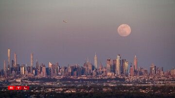 Au-dessus du panorama new-yorkais.