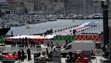 De Quai gesäit aus wéi eng Lafpist am Stadion.