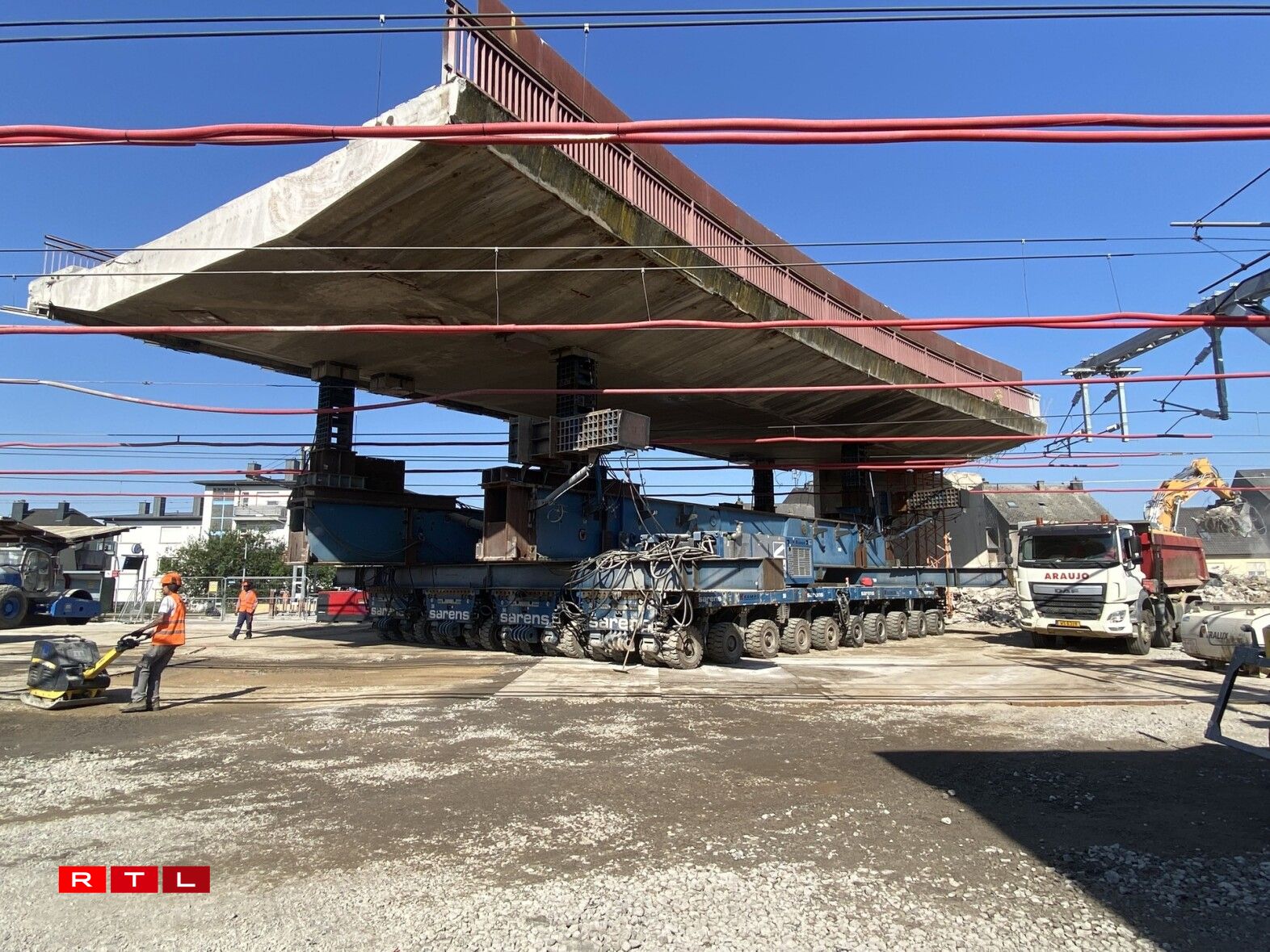 E Samschdeg gouf dee leschten Deel vun der aler Bréck oftransportéiert.