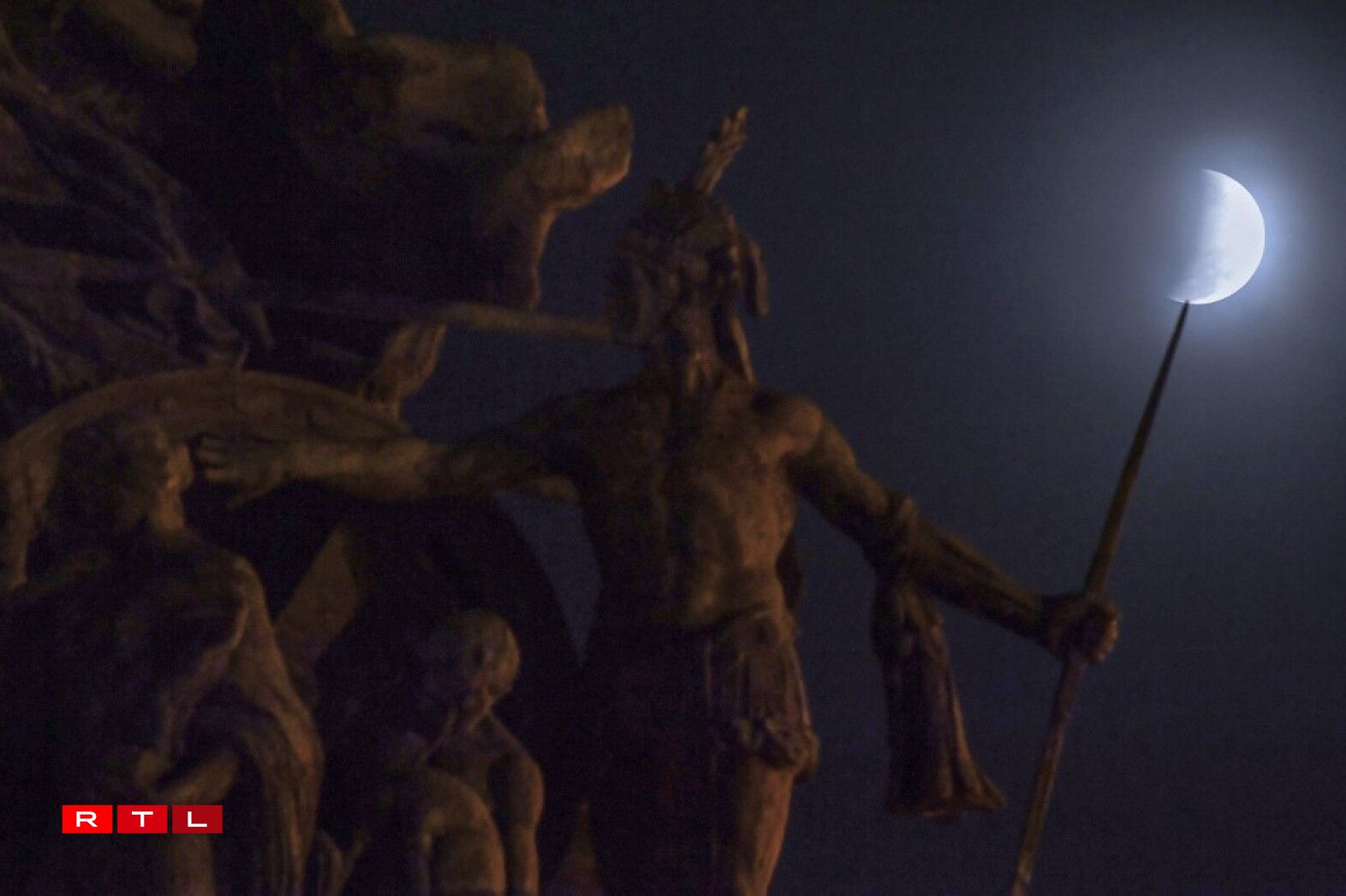 Ici photographiée derrière le monument de l'Indépendance à Sao Paulo au Brésil.