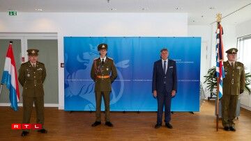 (de g. à dr.) colonel Yvon Kries, officier représentant de l’état-major de l’armée ; S.A.R. le prince Paul-Louis de Nassau ; François Bausch, ministre de la Défense ; adjudant-major Paul Reiser, adjudant de corps de l'armée