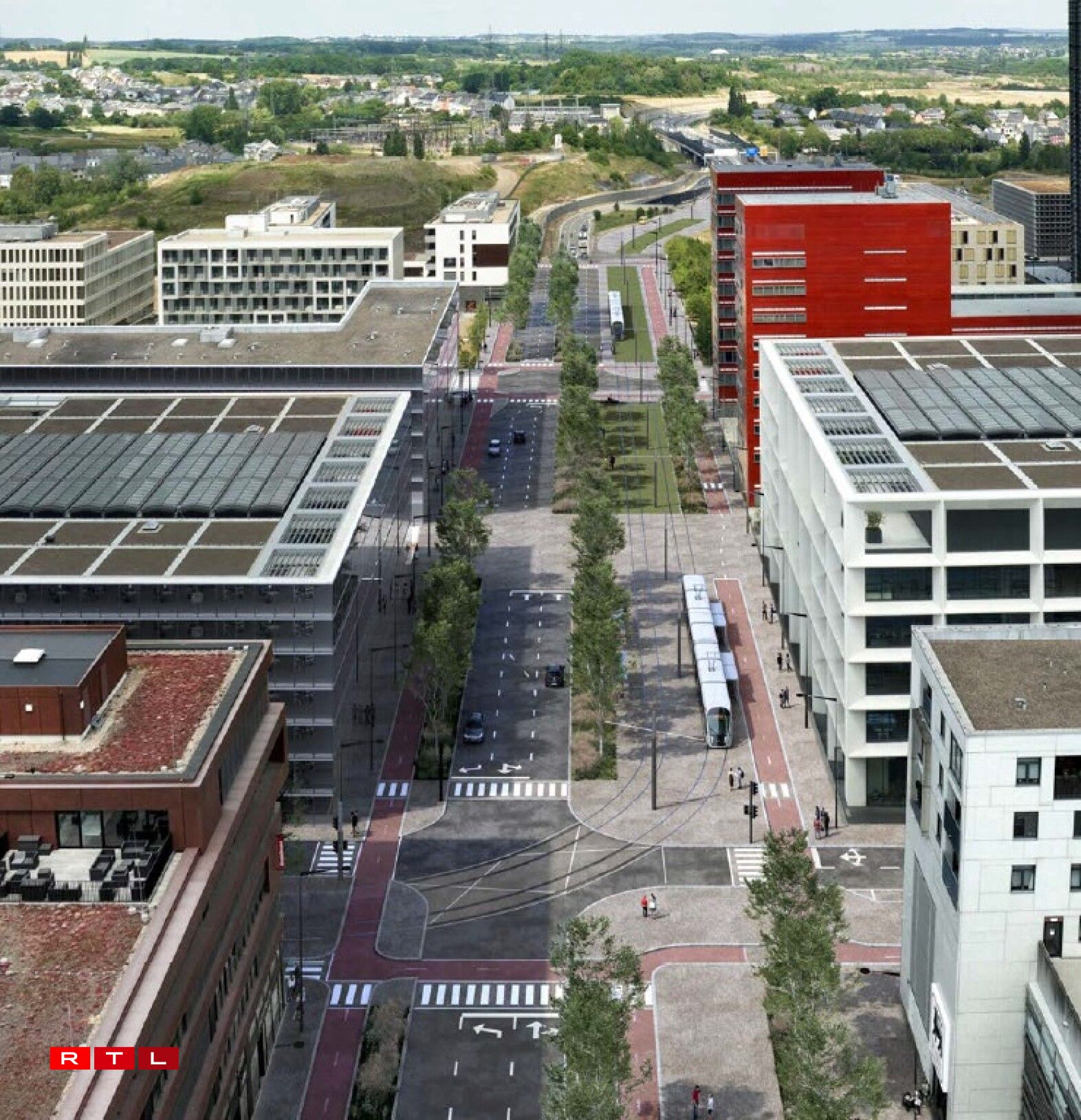 Au profit des voies de tram partiellement gazonnées et d'une piste cyclable séparée.