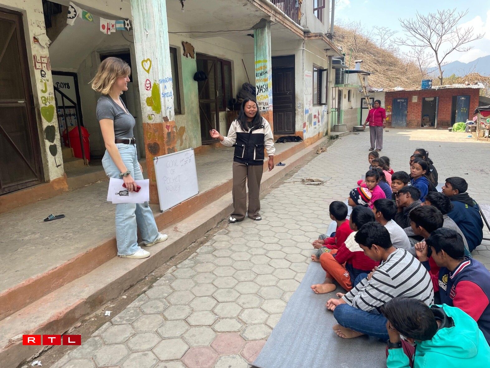 Hei huet d'Vero Reinert zesumme mam Sharmila vun der Samaanta Fondation e Seminär fir d'Schüler gehalen.