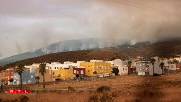 Les fumées de l'incendie qui ravage la région de Candelaria, sur l'île espagnole de Tenerife, le 17 août 2023