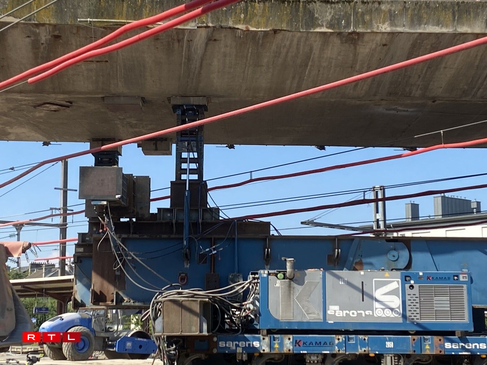 E Samschdeg gouf dee leschten Deel vun der aler Bréck oftransportéiert.