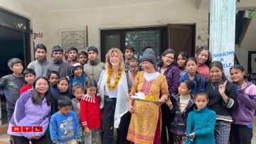 Dem Vero Reinert seng éischt Visitt am Nepal, wou si mat 17 Joer e Volontariat an engem Weesenhaus gemaach huet. Do ass si déi éischte Kéier mat der Samaanta Fondation a Kontakt komm duerch d'Sharmila (éischt Rei, ganz lénks)