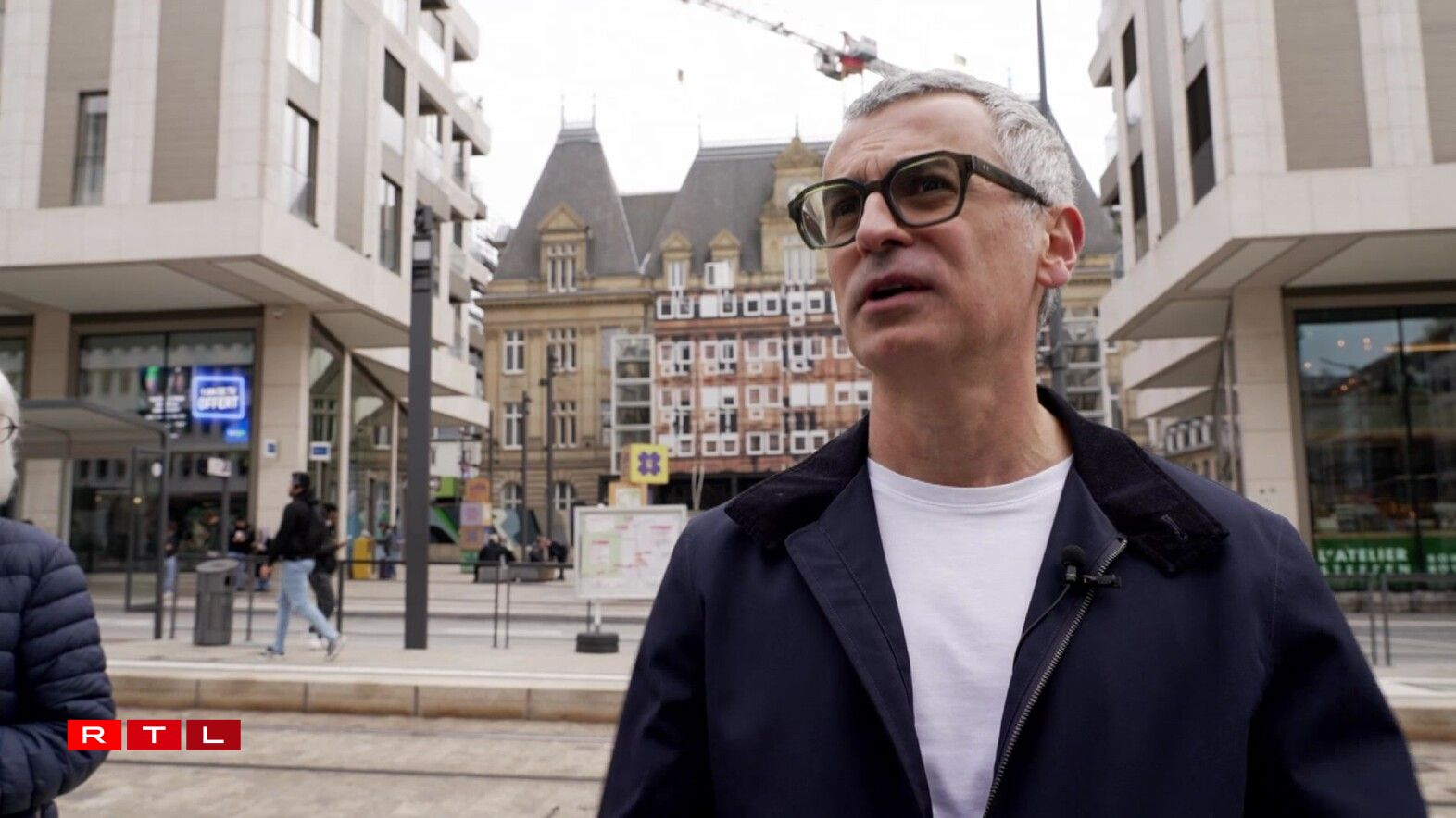 De Shahram Agaajani virum Royal Hamilius mam ale Hotel de la Poste am Hannergrond.