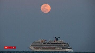 La Lune photographiée au-dessus d'un bateau de croisière au large de Miami.