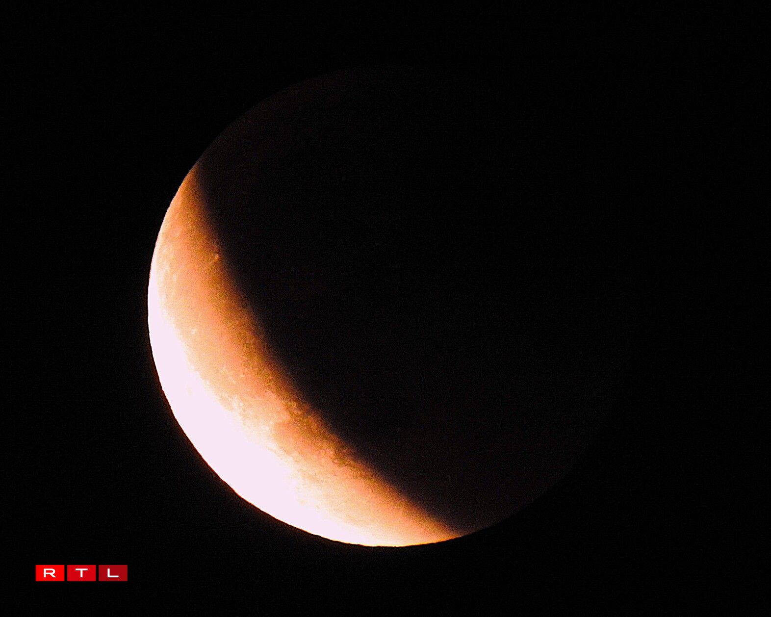 Zu Jonglënster mat zwee verschiddene Fotoapparater gemaach/Sonja Jungbluth-Thill