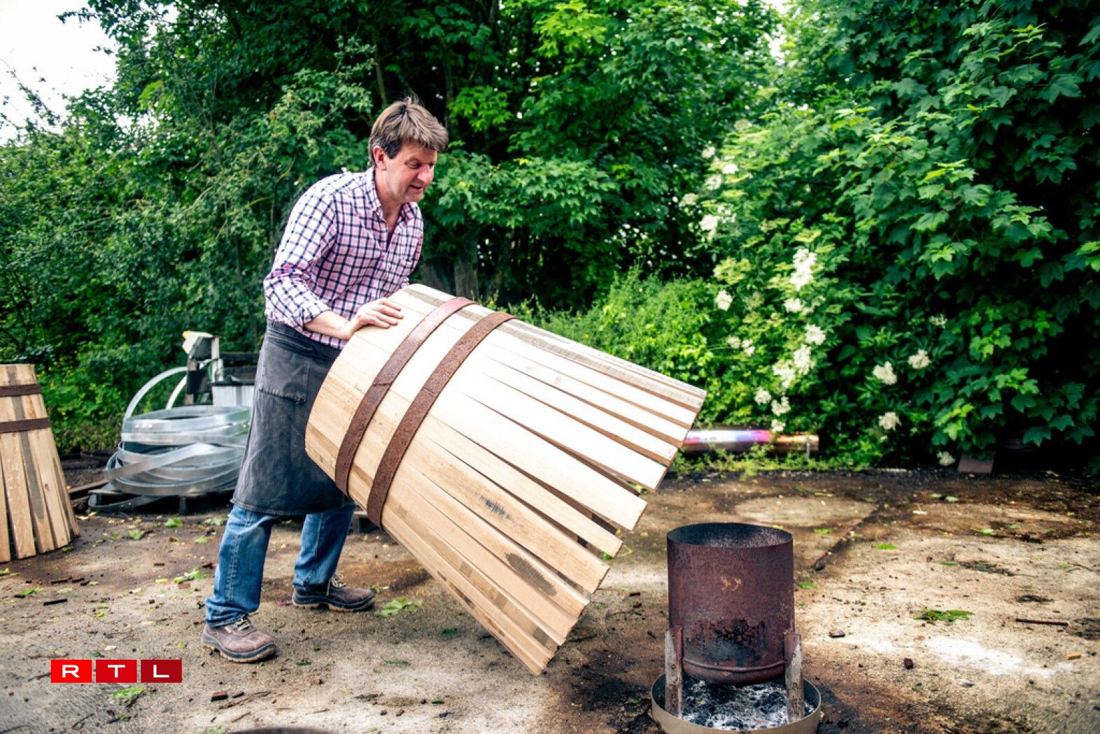 Le fût est ensuite mis à chauffer sur brasero de bois de chêne en vue de son cintrage. Le but est de rendre le bois malléable. On le monte doucement en température, pour que les douelles atteignent 70 à 80 degrés. Au même moment, on arrose le chêne avec de l'eau afin de l'assouplir.