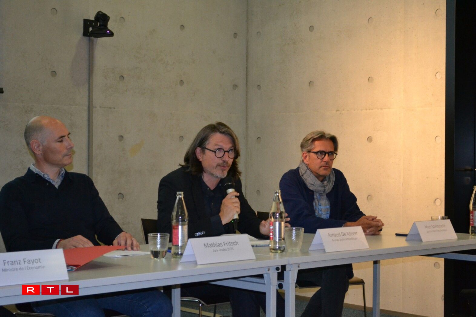 (de g. à dr.) Carlo Thelen, directeur général de la Chambre de commerce ; André Hansen, commissaire général du pavillon ; Franz Fayot, ministre de l’Économie ; Mathias Fritsch, architecte-associé chez Beiler François Fritsch, président du jury ; Arnaud De Meyer, architecte urbaniste et partenaire du bureau SteinmetzDeMeyer ; Nico Steinmetz, architecte urbaniste et partenaire du bureau SteinmetzDeMeyer