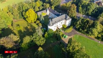 From this angle, it's clear: we're looking at a castle.