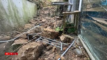 An der Nuecht vum 13. op de 14. Januar 2026 sinn an der Montée de la Pétrusse am Gronn Steng vun enger Fielswand hannert Haiser erofgefall.