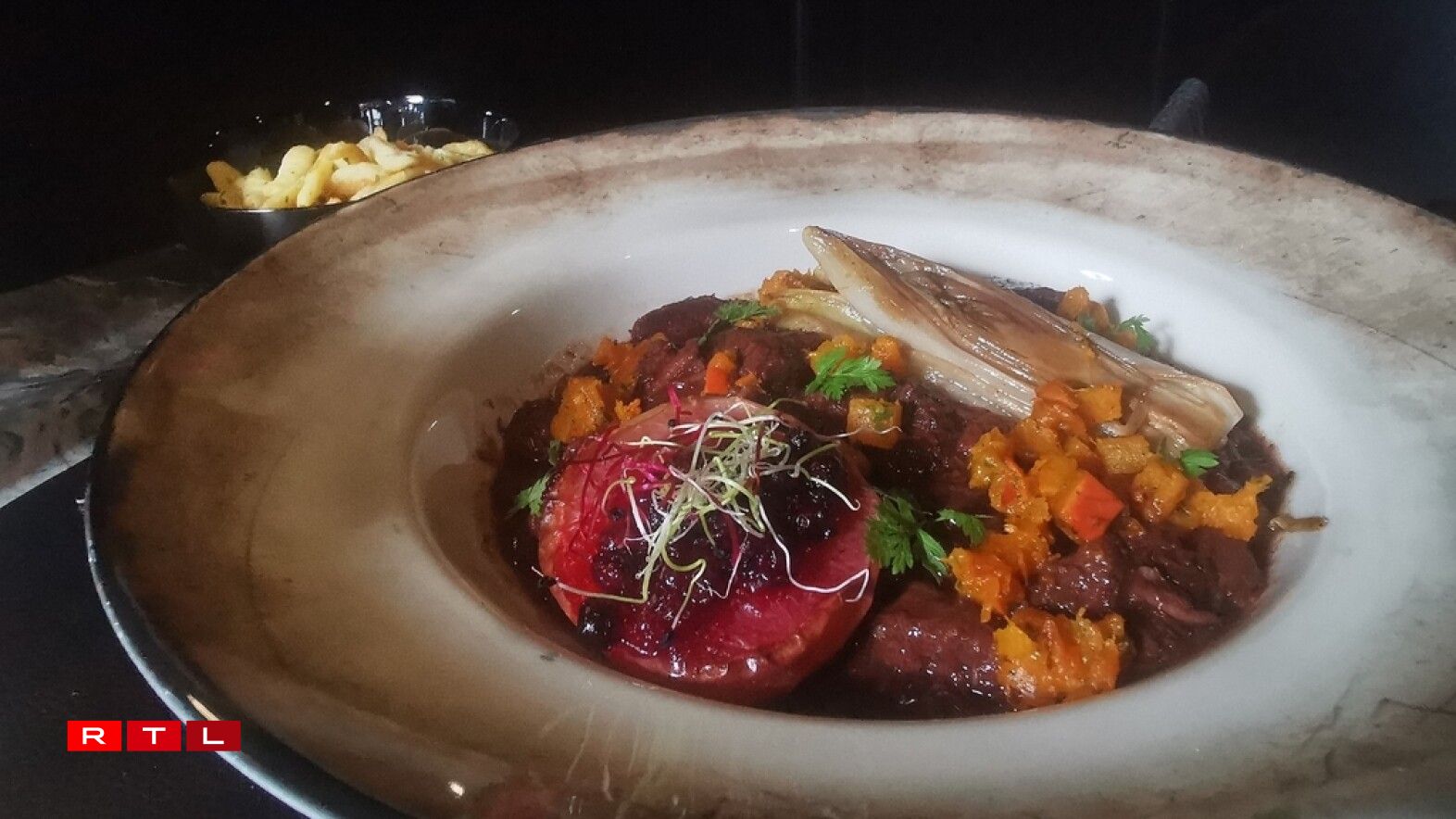 Le plat: le civet de gibier, spatzles et pommes aux airelles.