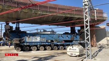 E Samschdeg gouf dee leschten Deel vun der aler Bréck oftransportéiert.