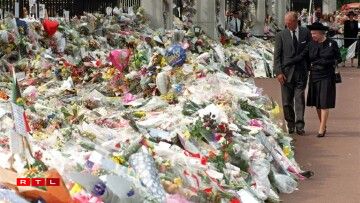 D'Queen an de Prënz Philip kucke sech d'Blummen un, déi nom Doud vun der Lady Diana virum Kensington Palace néiergeluecht goufen.