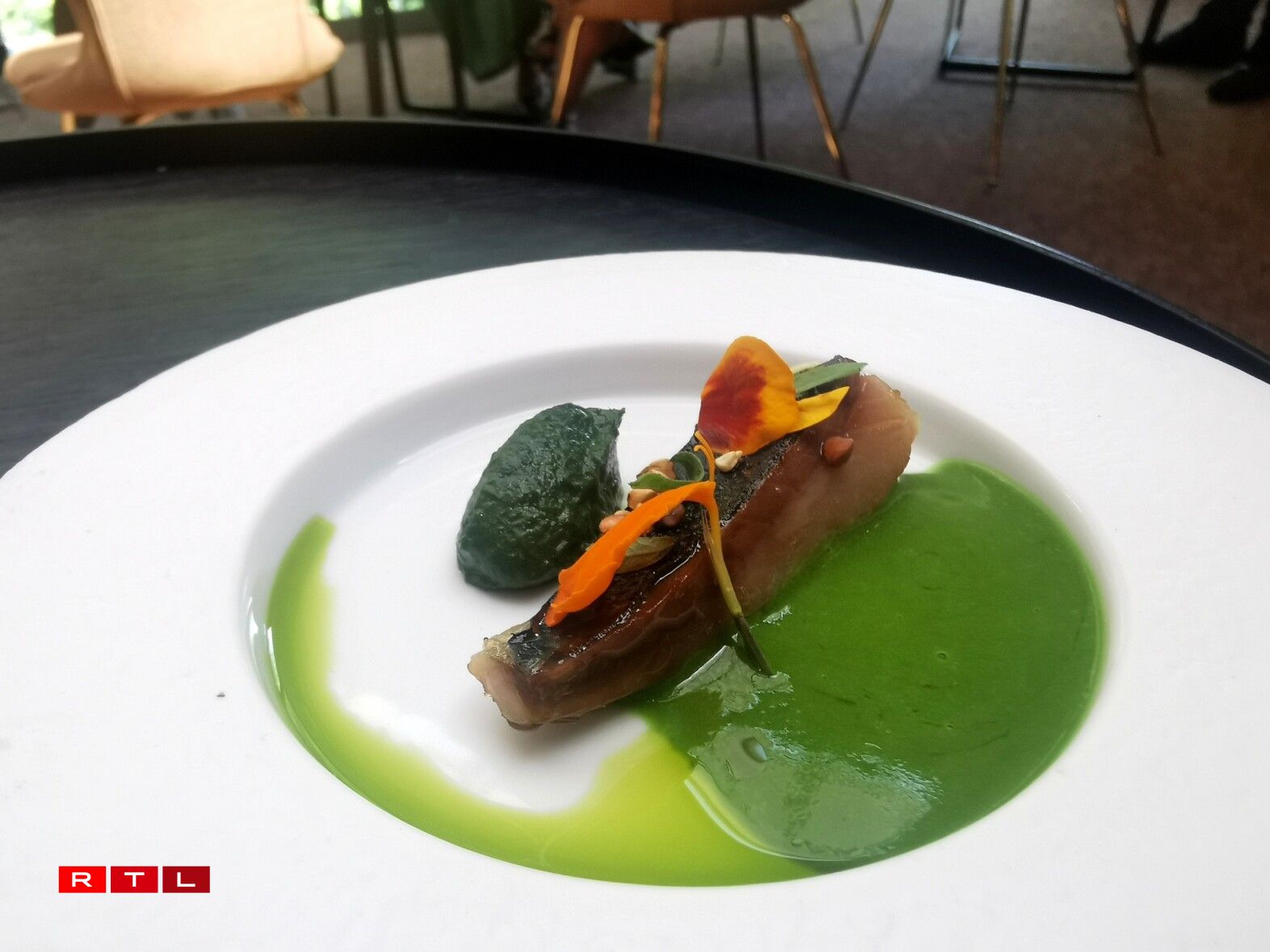 Le maquereau laqué, sarrasin, verveine citron de Cyril Molard servi avec...