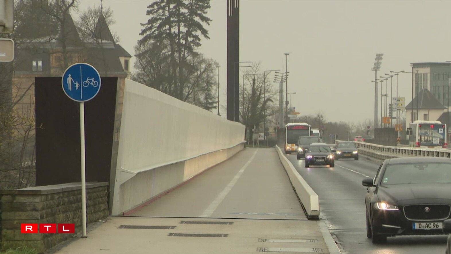 E Beispill vun engem getrennte Wee fir Foussgänger a Cyclisten an der Stad.