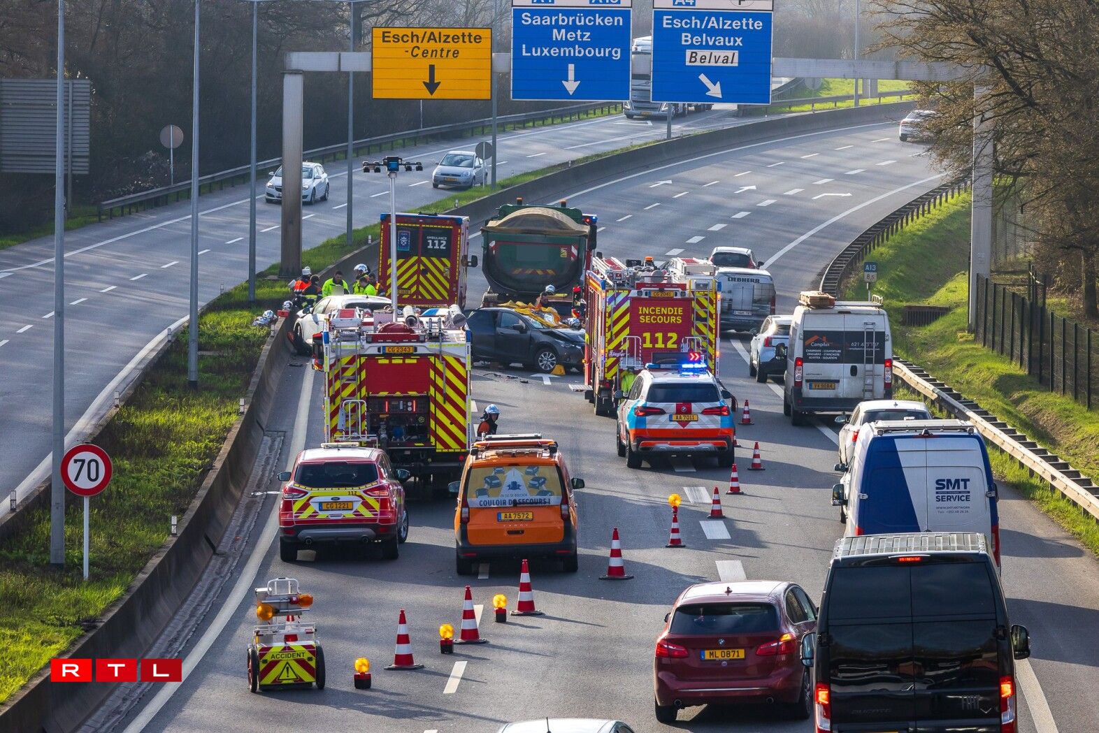 Ee Camion an e puer Autoe waren an den Accident verwéckelt.