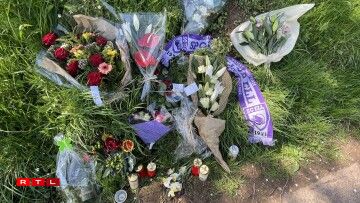 Nom déidlechen Accident hate Frënn a Famill Blummen op d'Onglécksplaz geluecht.