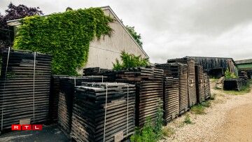 Le bois va sécher 36 mois à l’air libre pour évacuer les tanins les plus astringents et affiner le profil aromatique.